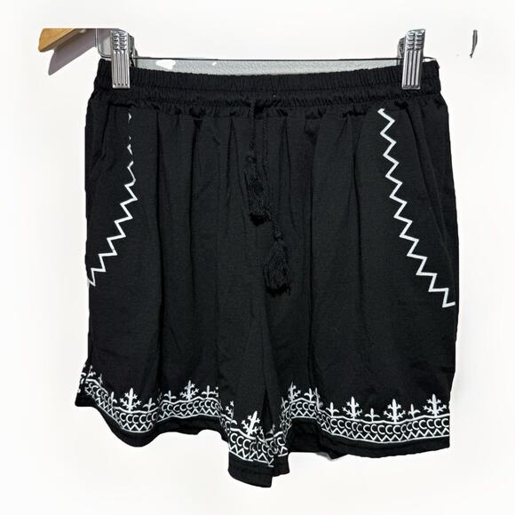MokingTop Shorts Women’s Size L Black Embroidered Boho Tassel Drawstring Pockets - Picture 1 of 6